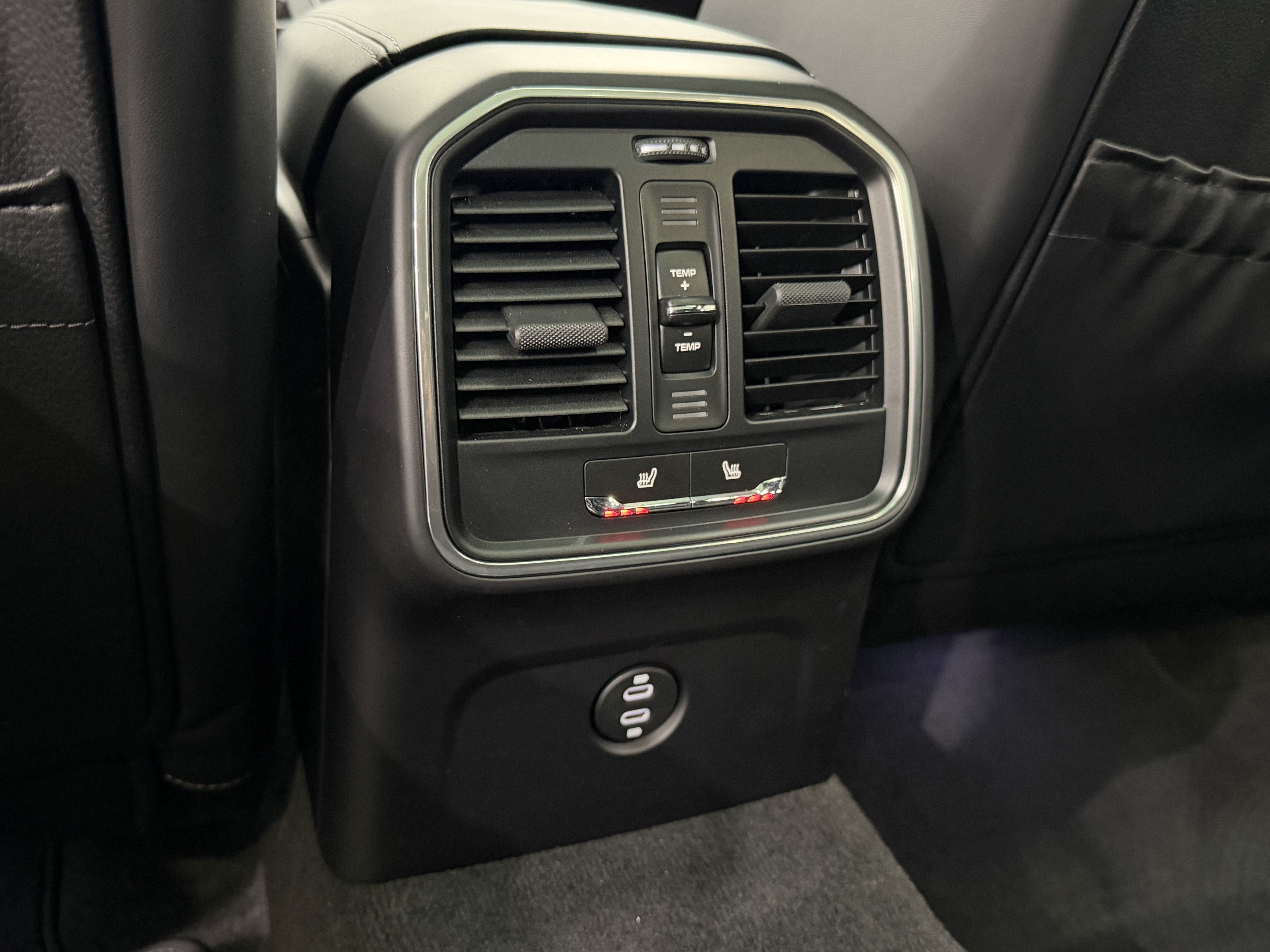 Certified 2024 Porsche Macan S AWD/4WD image 21
