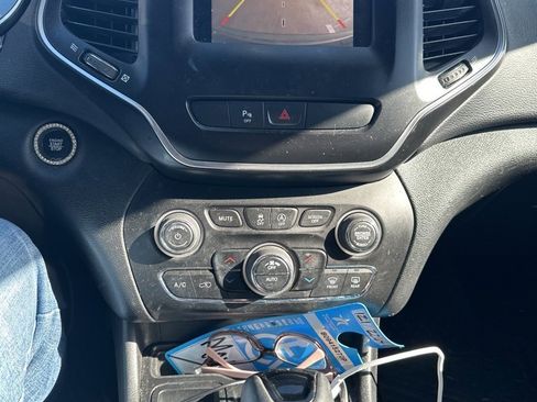 Used 2020 Jeep Cherokee Latitude Plus image 10