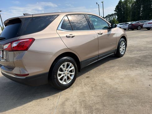 Used 2019 Chevrolet Equinox LT FWD image 4