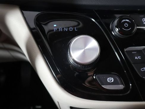 Used 2023 Chrysler Voyager LX FWD image 43