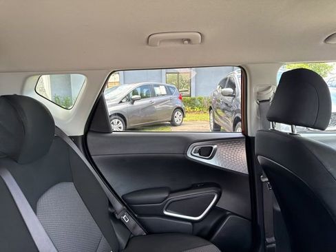 Used 2025 Kia Soul LX w/ LX Technology Package FWD image 14