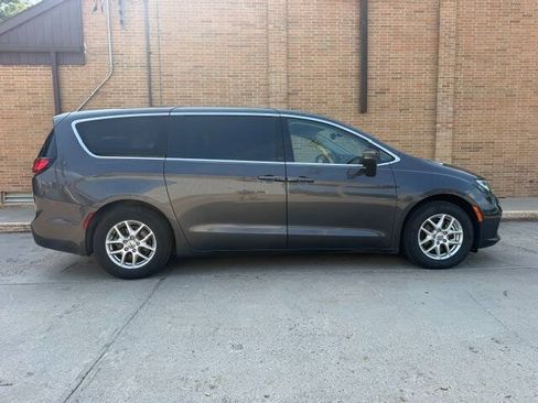 Used 2023 Chrysler Pacifica Touring-L FWD image 3