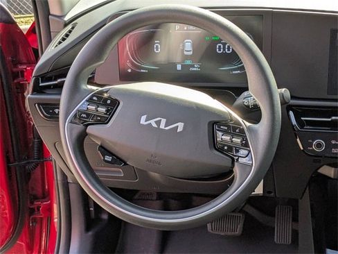 Used 2024 Kia Niro LX image 17