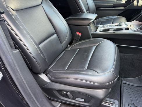 Used 2020 Ford Explorer XLT w/ Equipment Group 202A image 10