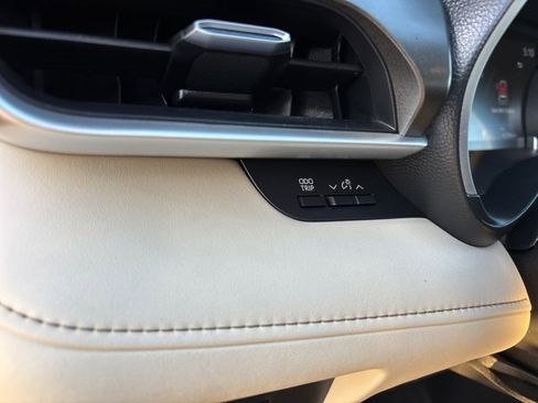 Used 2023 Toyota Highlander XLE image 26