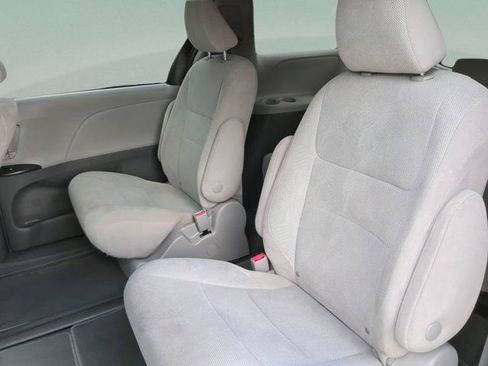 Certified 2020 Toyota Sienna L FWD image 17