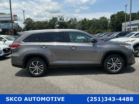Used 2019 Toyota Highlander XLE FWD image 6