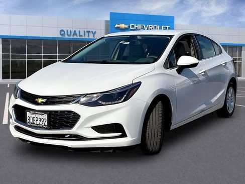 Used 2018 Chevrolet Cruze LT FWD image 3