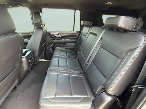 Used 2024 Chevrolet Suburban LT RWD image 16
