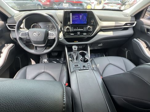 Used 2024 Toyota Highlander XLE AWD/4WD image 22