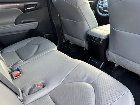 Used 2023 Toyota Highlander Limited image 15