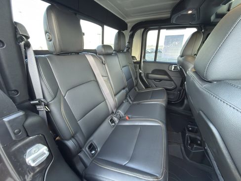 Used 2025 Jeep Gladiator Sport image 12