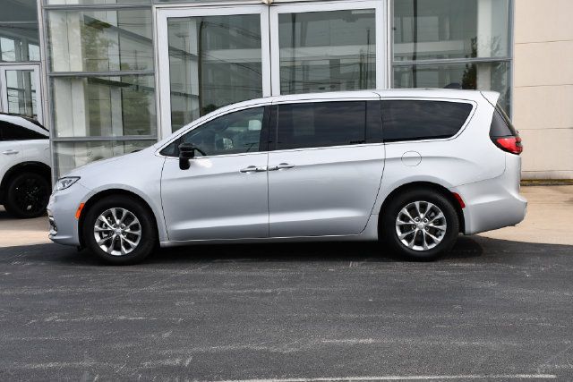 Used 2026 Chrysler Pacifica Limited FWD image 11