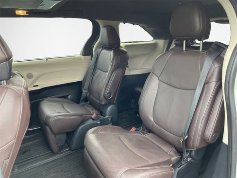 Used 2023 Toyota Sienna Platinum image 26