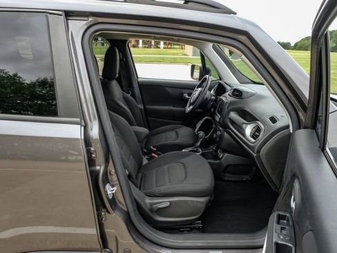 Used 2018 Jeep Renegade Latitude FWD image 36