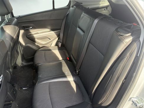 Used 2018 Chevrolet Trax LT w/ LT Convenience Package image 12