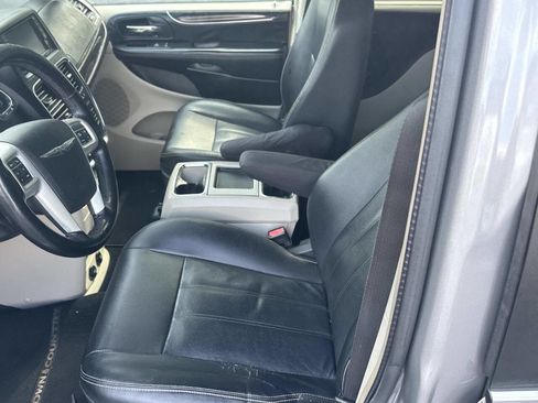 Used 2015 Chrysler Town & Country Touring w/ Driver Convenience Group image 17