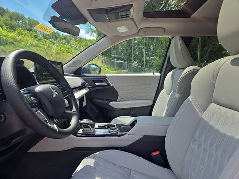 New 2025 Mitsubishi Outlander SEL image 11