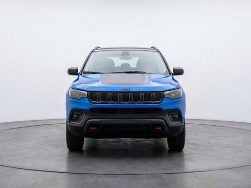 Used 2025 Jeep Compass Trailhawk w/ Trailer Tow Group AWD/4WD image 2