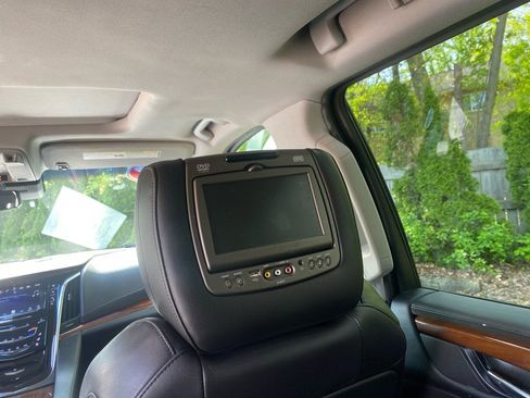 Used 2017 Cadillac Escalade ESV Luxury AWD/4WD image 23