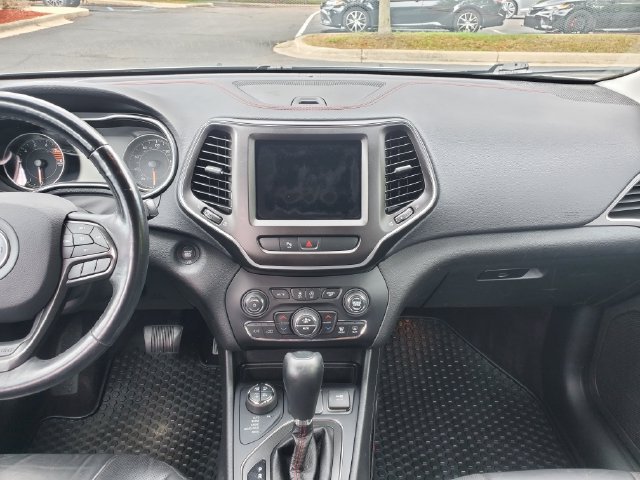 Used 2019 Jeep Cherokee Trailhawk AWD/4WD image 15