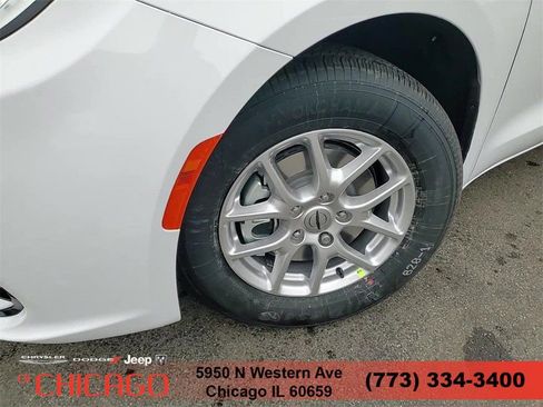 New 2025 Chrysler Pacifica Select FWD image 10