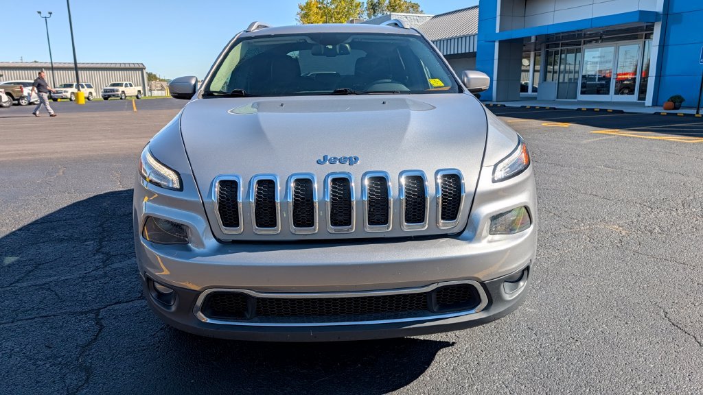 Used 2017 Jeep Cherokee Limited w/ Luxury Group AWD/4WD image 2