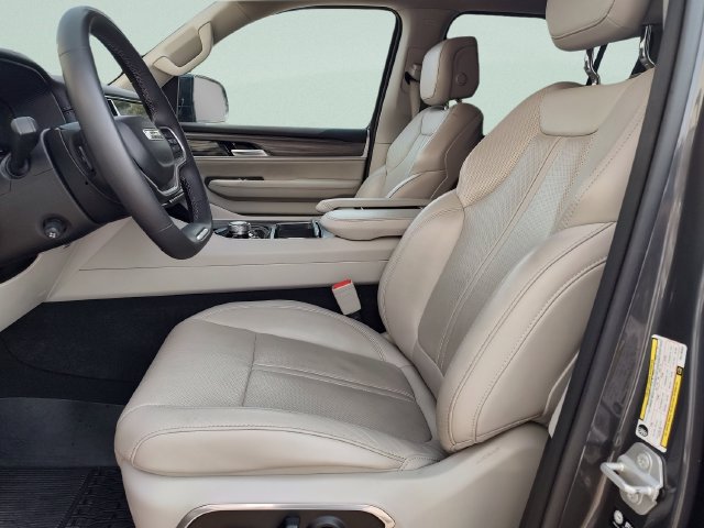 Used 2024 Jeep Wagoneer L Series II w/ Flexible Seating Group RWD image 24