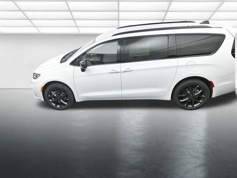 New 2026 Chrysler Pacifica Select w/ S Appearance Package image 13
