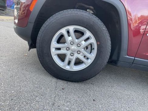 Certified 2023 Jeep Grand Cherokee Laredo image 9