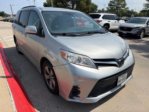 Used 2019 Toyota Sienna LE FWD image 3