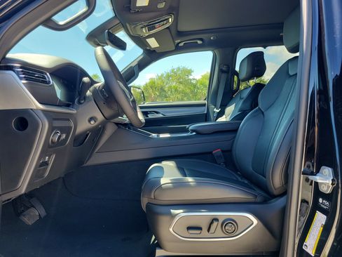 New 2026 Jeep Grand Wagoneer Limited AWD/4WD image 10