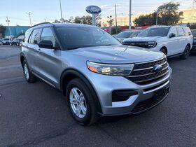 Used 2023 Ford Explorer XLT AWD/4WD image 3
