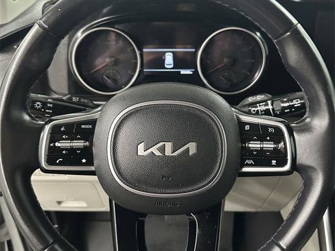 Used 2022 Kia Carnival EX image 15