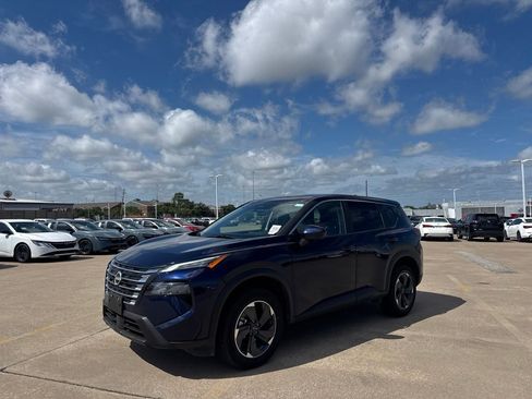 Certified 2025 Nissan Rogue SV FWD image 8
