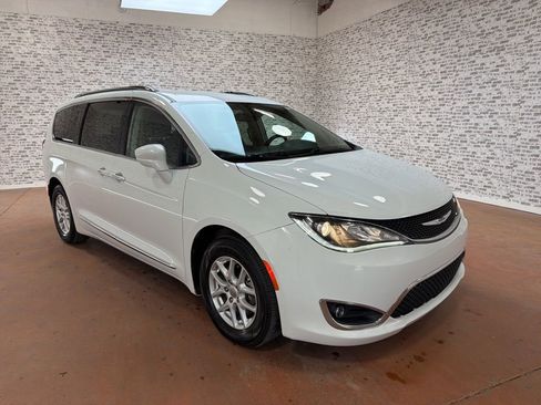 Used 2020 Chrysler Pacifica Touring-L image 1