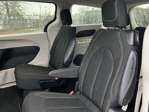 Used 2023 Chrysler Voyager LX image 14