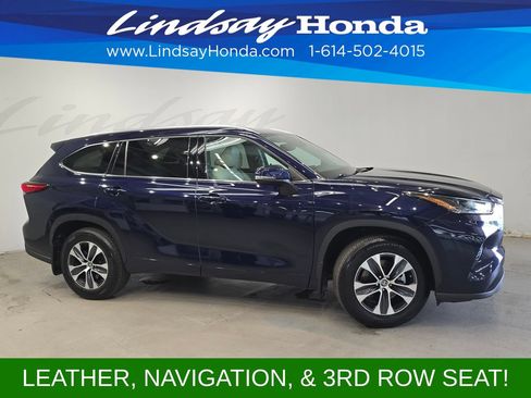 Used 2021 Toyota Highlander XLE AWD/4WD image 3