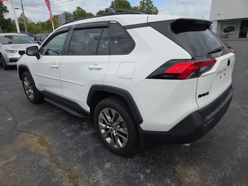 Used 2019 Toyota RAV4 LE AWD/4WD image 5