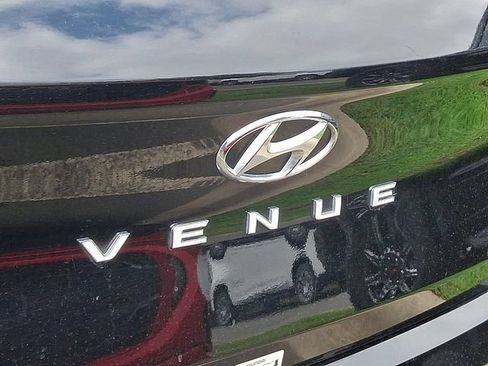 Used 2025 Hyundai Venue SEL FWD image 5