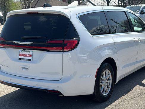 New 2026 Chrysler Pacifica Select image 5