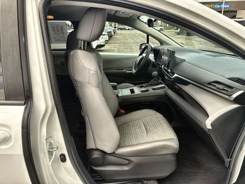 Used 2025 Toyota Sienna LE FWD image 24