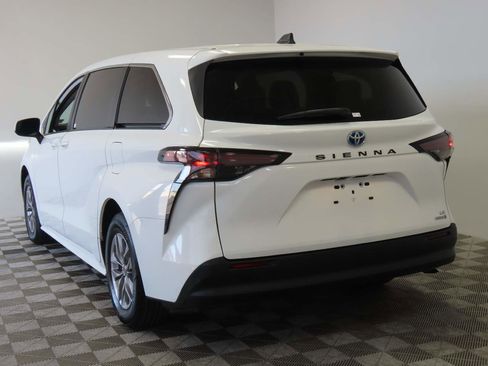 Used 2023 Toyota Sienna LE FWD image 3