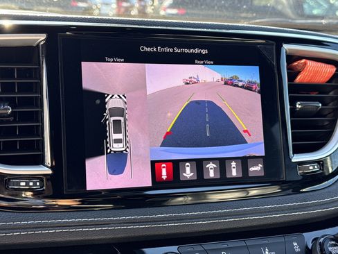 Used 2021 Chrysler Pacifica Touring-L w/ Uconnect Theater Family Group image 34