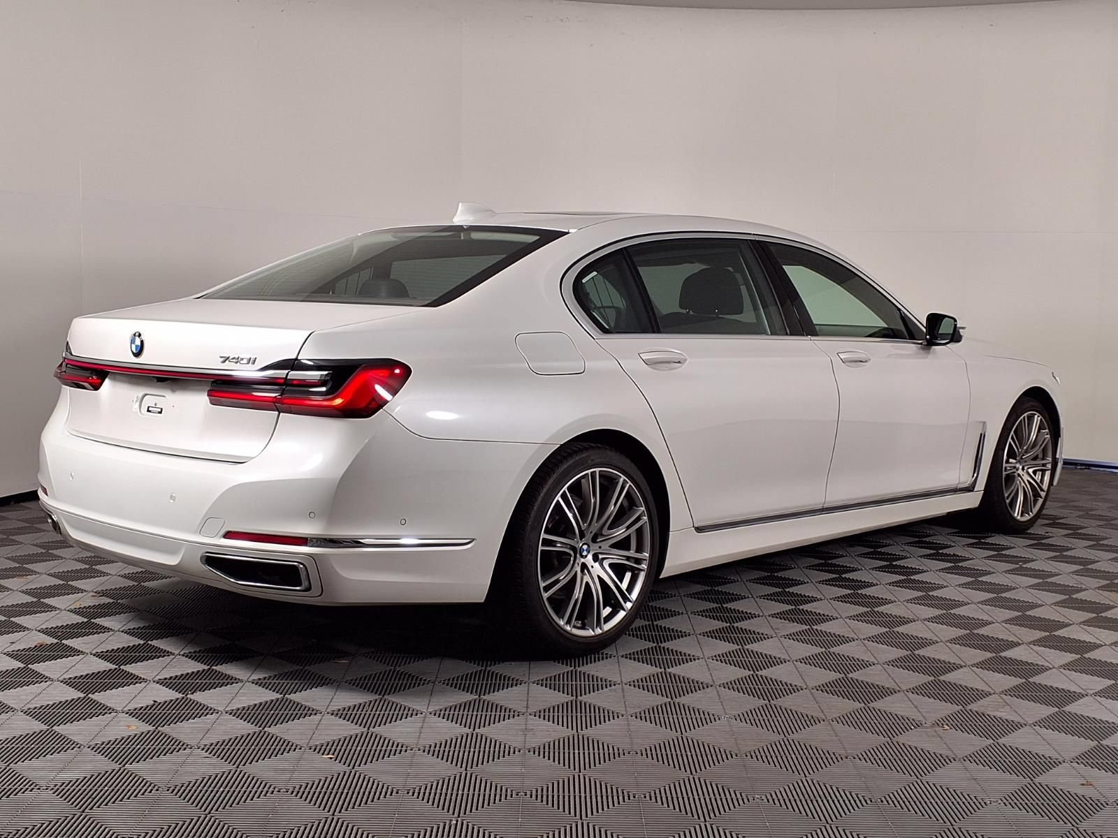 Used 2022 BMW 740i w/ Premium Package RWD image 32