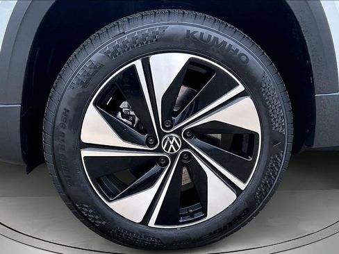 Used 2026 Volkswagen Taos SE image 28