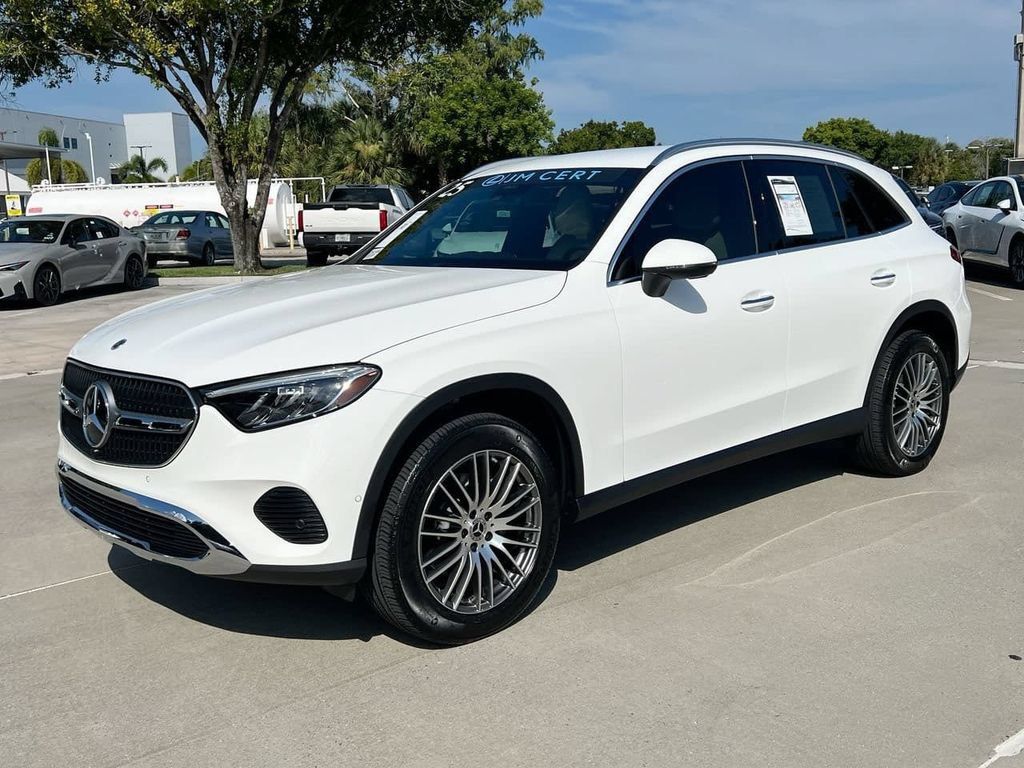 Used 2025 Mercedes-Benz GLC 300 image 3