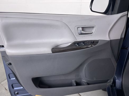 Used 2017 Toyota Sienna XLE Premium AWD/4WD image 10