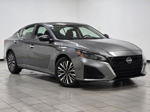 Used 2024 Nissan Altima 2.5 SV image 2