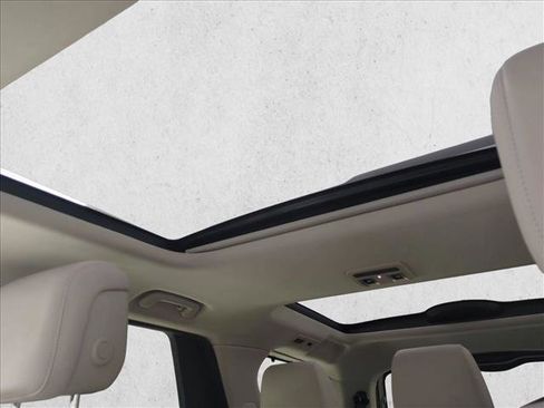 Used 2025 Land Rover Discovery S image 23